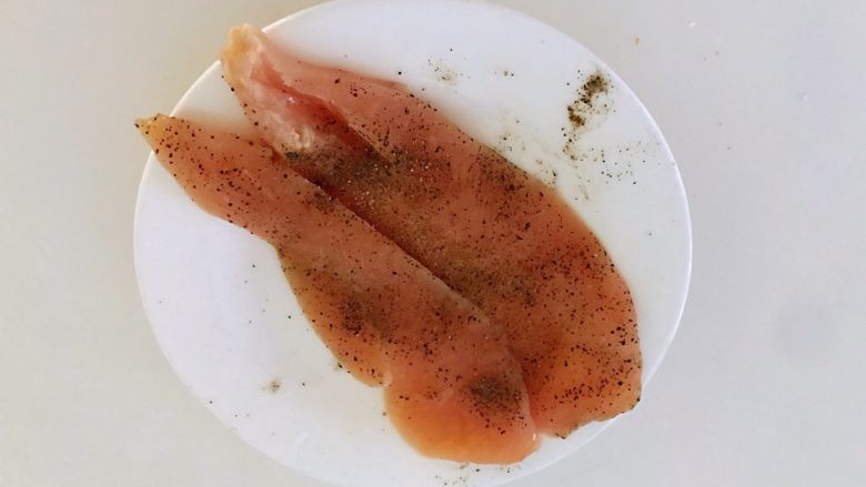 鸡胸肉三明治,鸡胸肉切成薄片,放上盐,黑胡椒,料酒腌制30分钟。