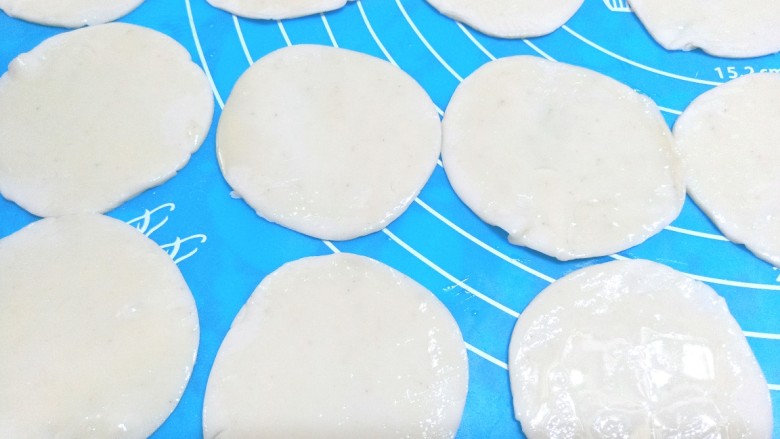 饺子皮葱酱油饼,每片都刷上油