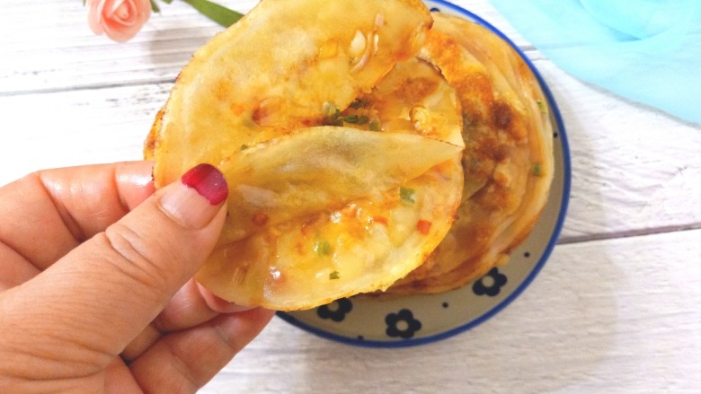 饺子皮葱酱油饼,表面酥脆，内层柔软葱酱香味扑鼻，层层香