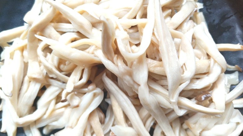 #爽口凉菜#凉拌胡萝卜鸡腿菇,全部撕好,挤干水分