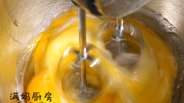 宝宝版本的生日蛋糕(无奶油),用打蛋器最高速,全蛋打发