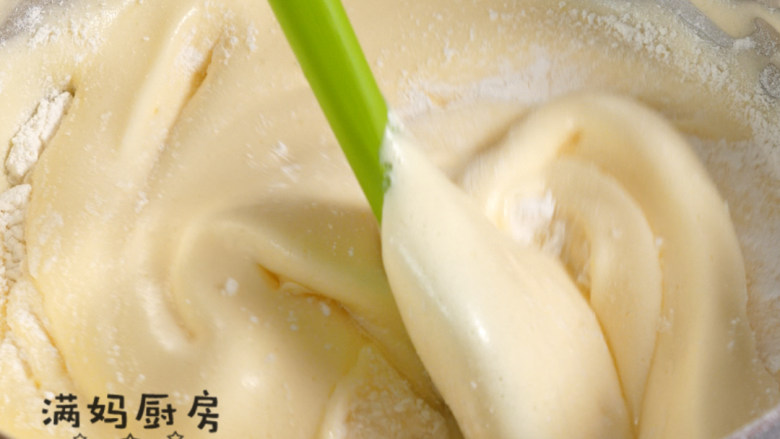 宝宝版本的生日蛋糕(无奶油),翻拌均匀,不要过度搅拌,以免消泡。要用切拌的方式拌匀
