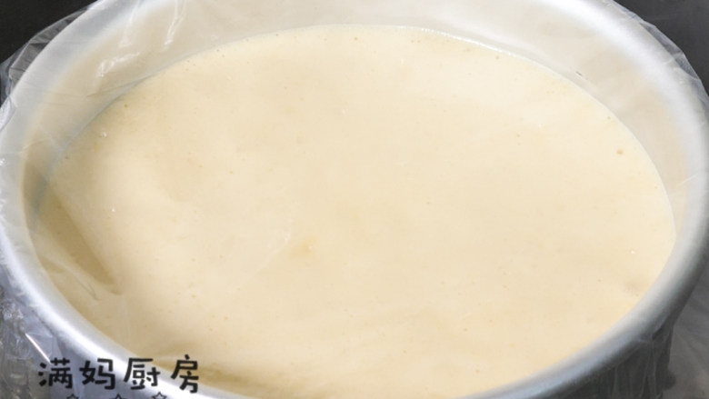 宝宝版本的生日蛋糕(无奶油),盖上保鲜膜,用牙签扎孔,开水上锅,中火,盖上盖子蒸25分钟就可以了!关火候焖5分钟再揭盖
