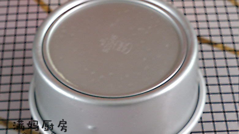 宝宝版本的生日蛋糕(无奶油),倒扣晾凉后脱模