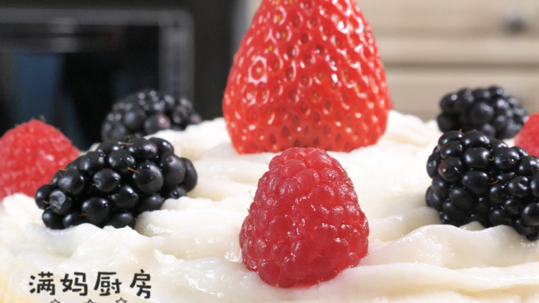 宝宝版本的生日蛋糕(无奶油),装饰蛋糕表面,用一个裱花嘴简单的挤上山药泥就很好看了!再摆上水果
当当~美味又好看的宝宝生日蛋糕就做好了!
营养又健康!不用担心宝宝吃多了不消化!蛋糕蒸着吃也不上火
简直太适合给宝宝吃啦!
