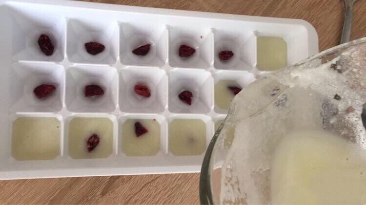 蔓越莓哈密瓜牛奶冰,冰块模具洗干净，模具内每格放一颗<a style='color:red;display:inline-block;' href='/shicai/ 109174'>蔓越莓干</a>，再倒入哈密瓜牛奶汁，送入冰箱冷冻层，冻4小时以上即可！