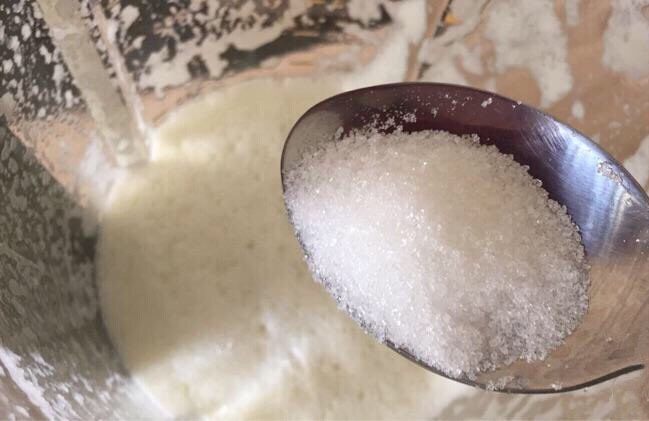 蔓越莓哈密瓜牛奶冰,奶昔打好后加入两勺细砂糖搅拌均匀；