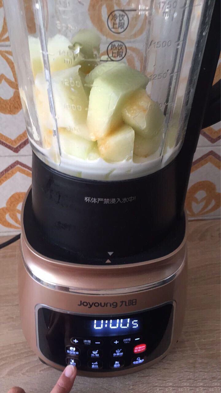 蔓越莓哈密瓜牛奶冰,破壁机插好电源，选择“果汁”功能键；