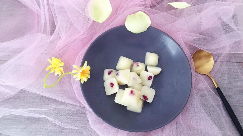 蔓越莓哈密瓜牛奶冰,好吃的蔓越莓哈密瓜牛奶冰，吃着好冰爽！