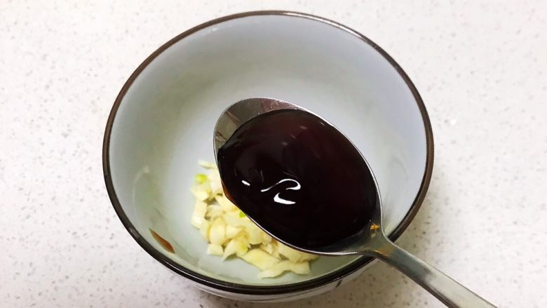 10分钟快手菜 凉拌酸辣海带根,在蒜末里加入1勺<a style='color:red;display:inline-block;' href='/shicai/ 721'>蚝油</a>