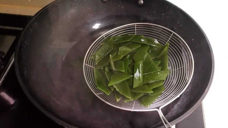 10分钟快手菜 凉拌酸辣海带根,把煮好的海带捞出来,沥干水份