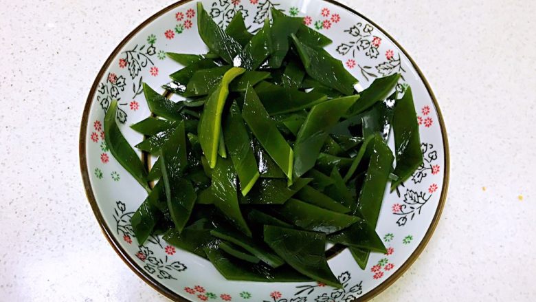 10分钟快手菜 凉拌酸辣海带根,把海带根切成小片