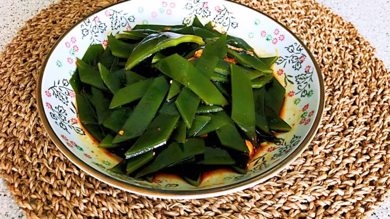 10分钟快手菜 凉拌酸辣海带根,把煮好的海带根放入盘里,倒入碗汁调匀