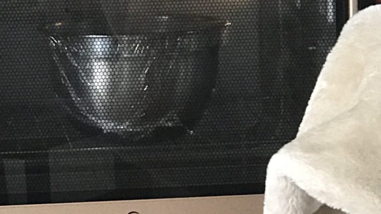 奶油吐司面包,揉好后放入烤箱发酵60分钟