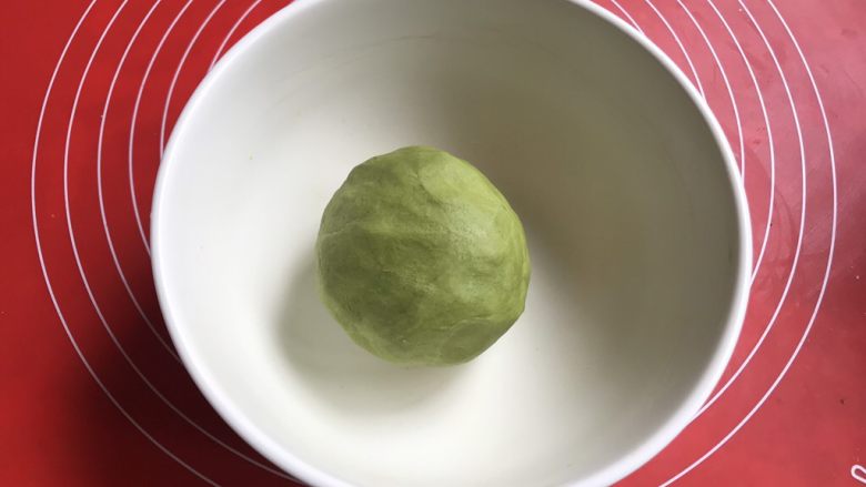 法式抹茶莎布雷酥球,也是碾拌,最后和成光滑的面团,烤箱预热160度。