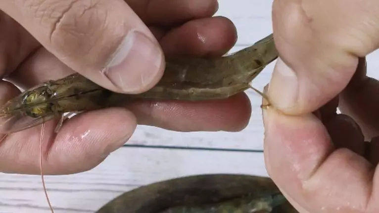 蒜蓉蒸双拼,颜值爆表味道鲜美,易看易学,虾开背，取出虾线