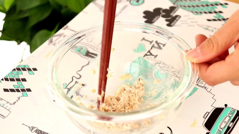 水果燕麦糕,即食燕麦加少量热水,搅拌成团
tips:加水的量,只要将燕麦成团即可