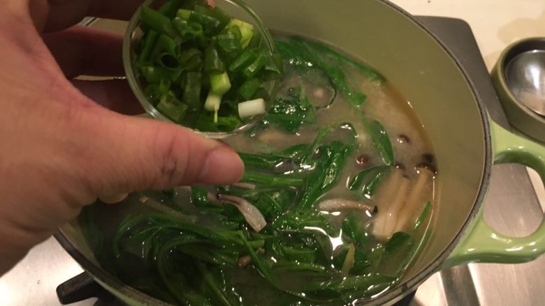鸿禧菇空心菜味增汤,最后撒葱花,可以起锅啦!