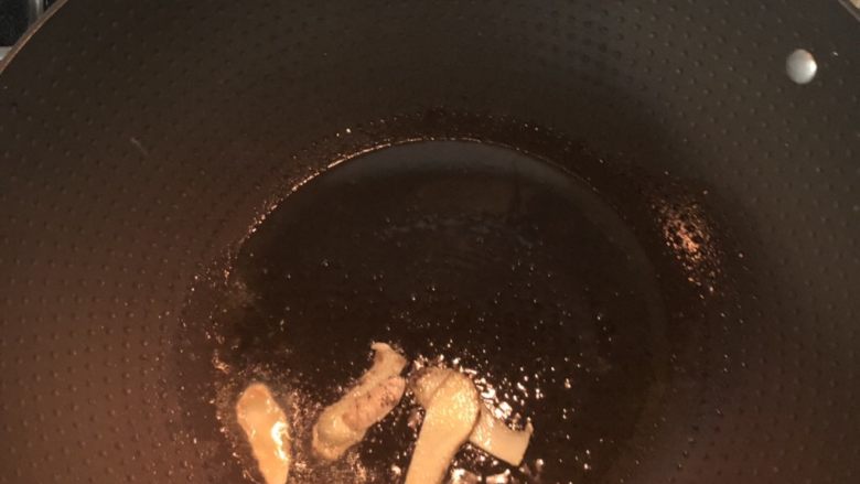 快手小炒——青椒炒牛肉,锅内烧热油,放入姜片炒香