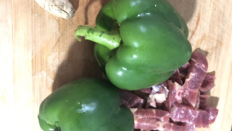 快手小炒——青椒炒牛肉,大合照,牛排解冻后切成条,姜块切片备用