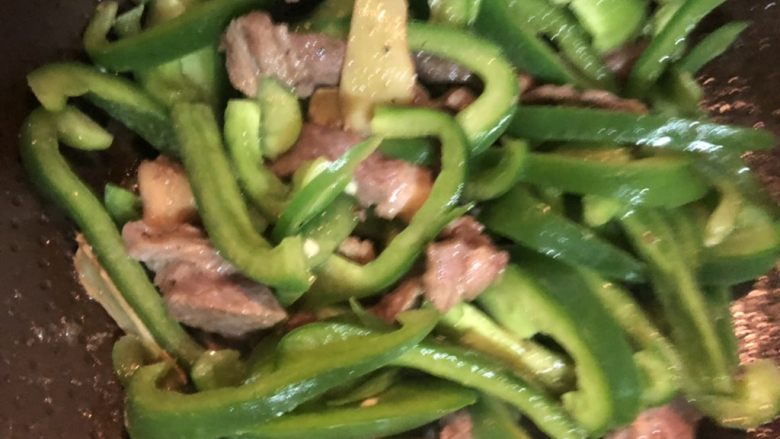 快手小炒——青椒炒牛肉,加入青椒丝,继续翻炒直软身,加入一点热水盖上锅盖焖一到两分钟