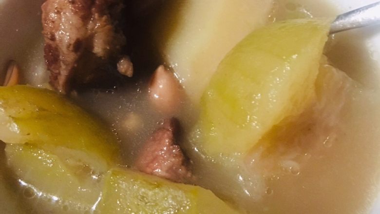 夏天汤水--猪骨眉豆节瓜汤,煲好后的节瓜软烂清甜,土豆软糯,汤水清甜可口哦