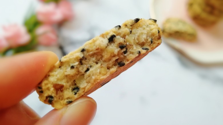 麦片芝麻核桃酥,掰开看看,酥的掉渣。