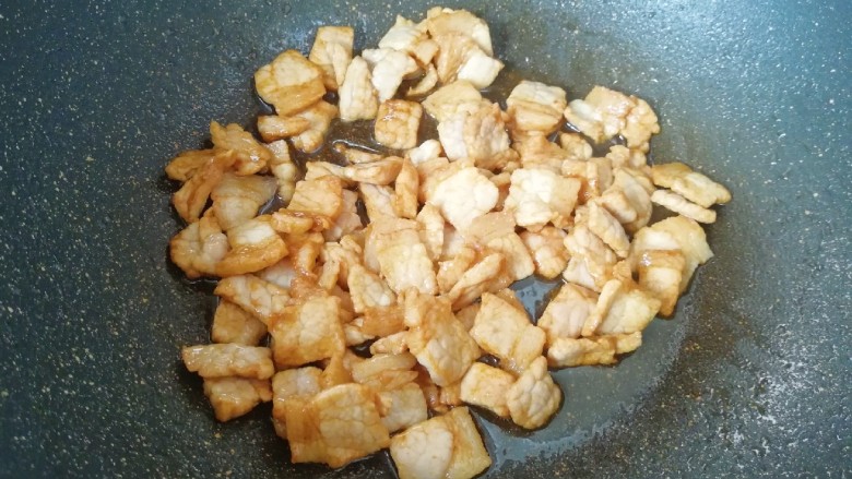 青椒洋葱炒肉片,炒锅内倒适量的食用油烧热,下入腌制好的肉片大火翻炒至变色,盛出备用。
