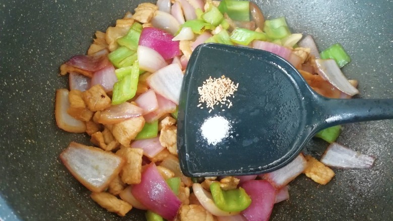 青椒洋葱炒肉片,放盐和原味鲜翻炒均匀,关火出锅。