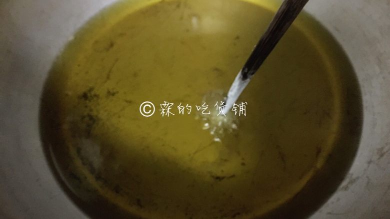 一朵开了花的菇  油炸椒盐金针菇,油锅烧热，拿一根筷子戳进去，筷子头边上有密集的小泡，这个温度就正好。