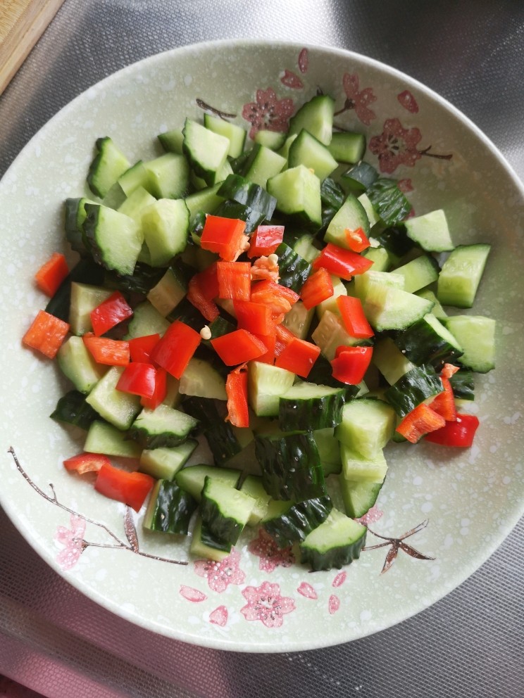 黄瓜溜虾仁,<a style='color:red;display:inline-block;' href='/shicai/ 54'>黄瓜</a>切丁，跟虾仁差不多大小
红椒切丁