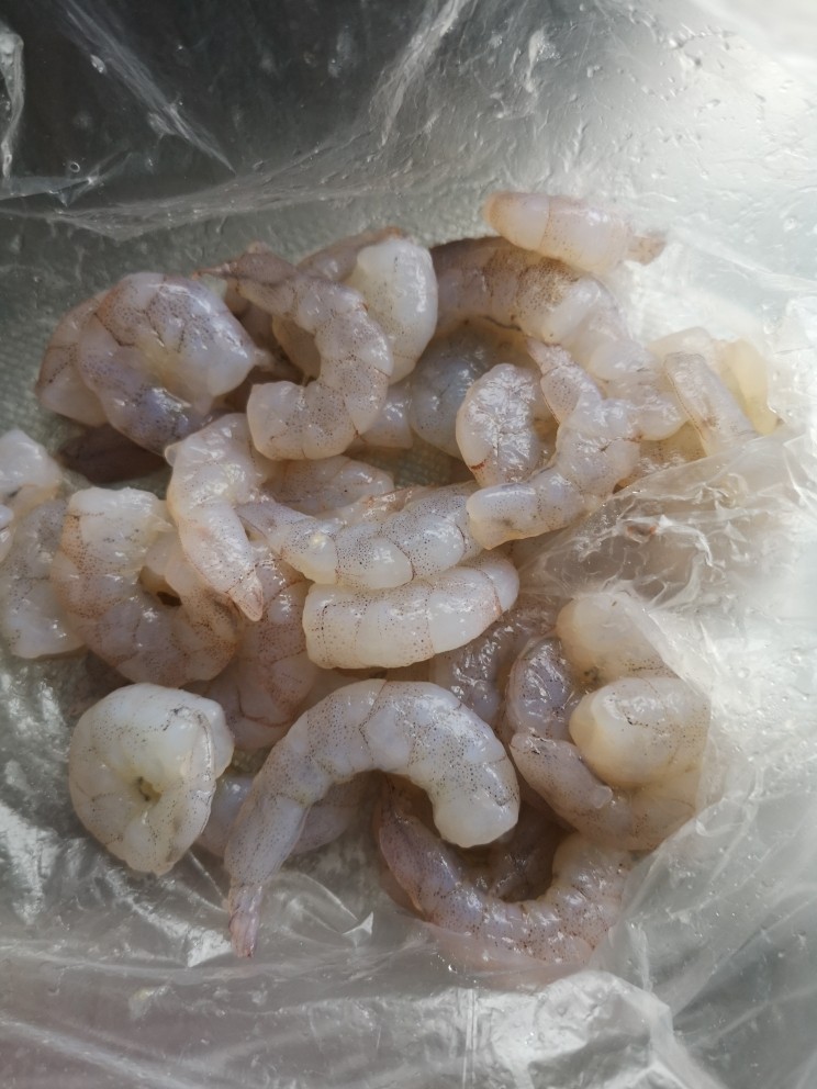 黄瓜溜虾仁,我买的腌制好的<a style='color:red;display:inline-block;' href='/shicai/ 287'>虾仁</a>