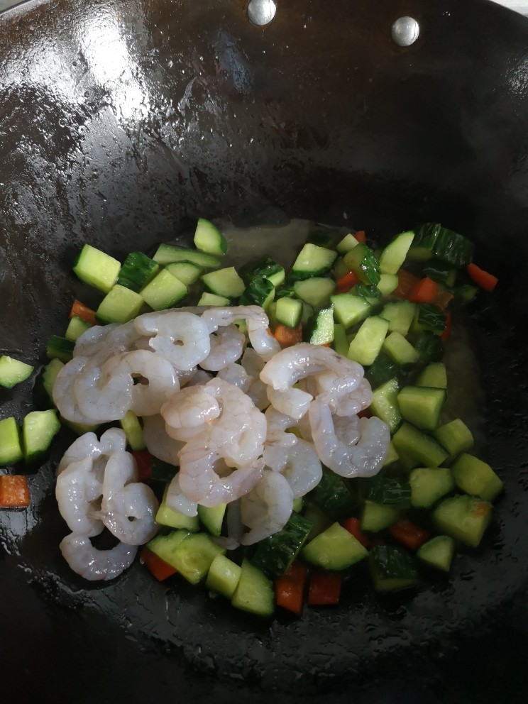 黄瓜溜虾仁,放入虾仁，滴入几滴<a style='color:red;display:inline-block;' href='/shicai/ 718'>料酒</a>
炒至虾仁变红
撒上<a style='color:red;display:inline-block;' href='/shicai/ 720'>胡椒粉</a>出锅