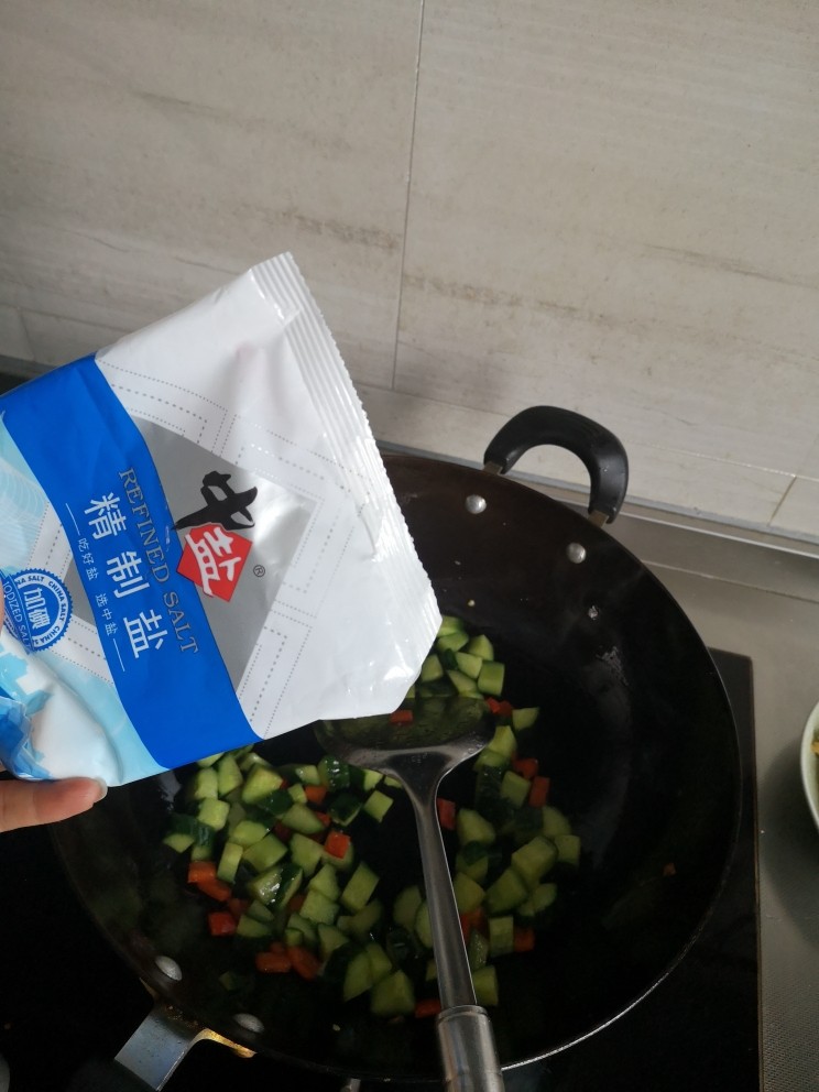 黄瓜溜虾仁,放少许盐