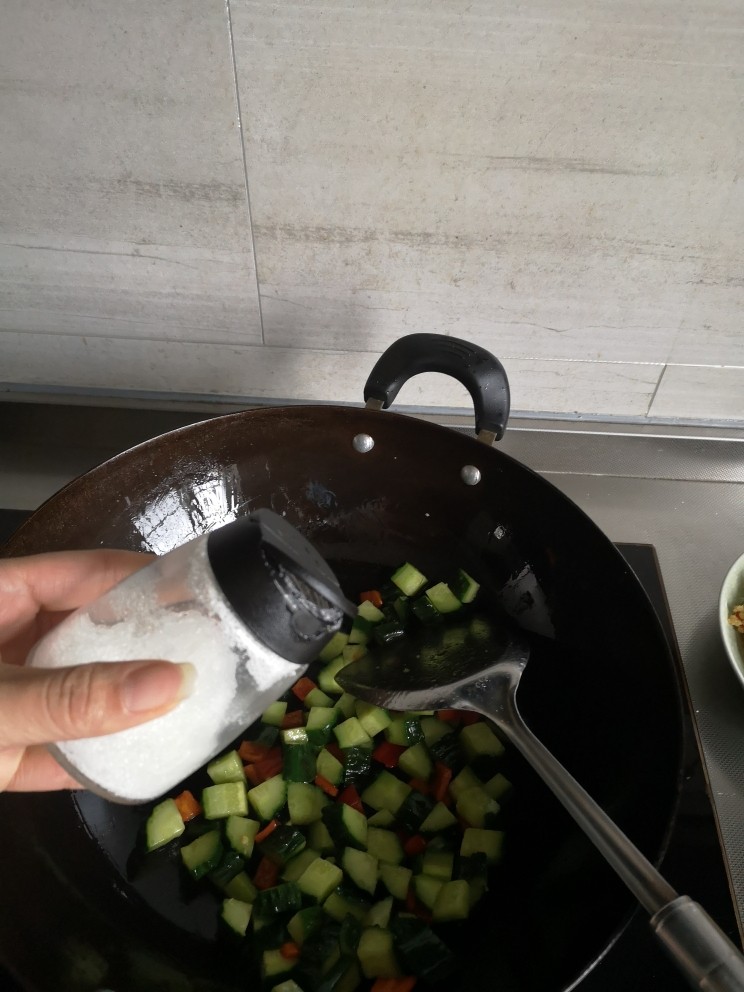 黄瓜溜虾仁,少许<a style='color:red;display:inline-block;' href='/shicai/ 10588'>糖</a>