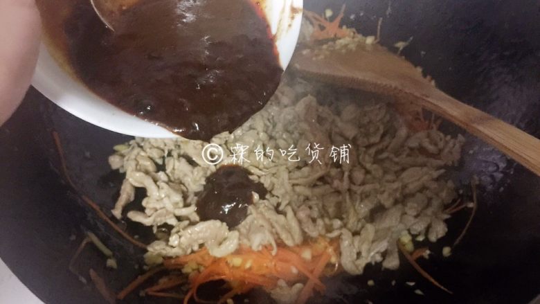 家常版的鱼香肉丝,随后放入煸炒好的肉丝和调好的酱汁,炒匀出锅。