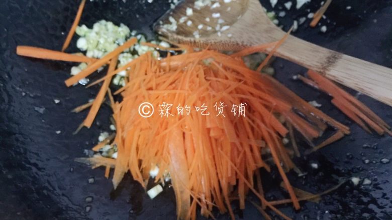 家常版的鱼香肉丝,爆香姜蒜后,把胡萝卜丝倒入翻炒。