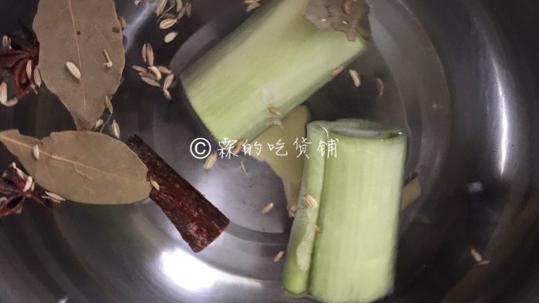 卤水鹅胗,随后把香料和葱姜放入加了足量水的锅里。