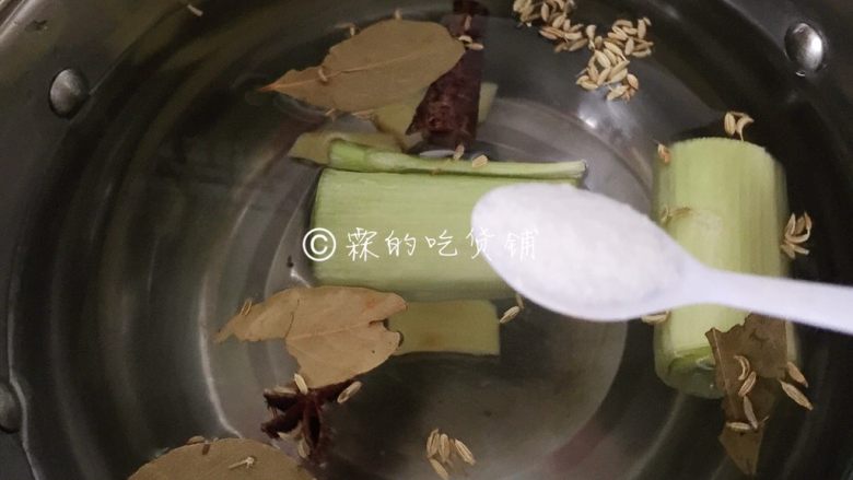 卤水鹅胗,随后加入盐。