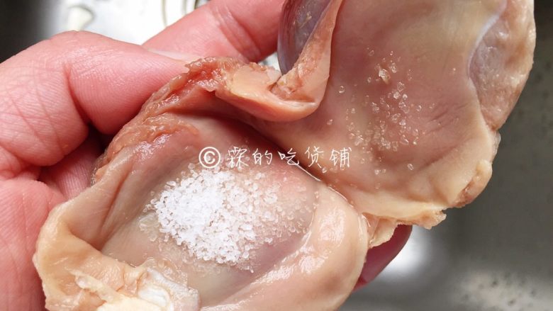 卤水鹅胗,现在市售的鹅胗基本都已经把里面黄色的、象橘皮一样的内膜撕掉了,所以清洗起来还是蛮方便的,拿盐里里外外搓上一遍。