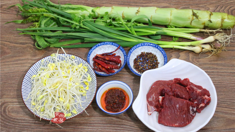 水煮牛肉,备好食材，黄<a style='color:red;display:inline-block;' href='/shicai/ 120'>豆芽</a>、绿<a style='color:red;display:inline-block;' href='/shicai/ 120'>豆芽</a>均可、若有新鲜的<a style='color:red;display:inline-block;' href='/shicai/ 700'>花椒</a>代替干<a style='color:red;display:inline-block;' href='/shicai/ 700'>花椒</a>更完美，我在市场里转了两圈，都没找到新鲜的<a style='color:red;display:inline-block;' href='/shicai/ 700'>花椒</a>，只好作罢