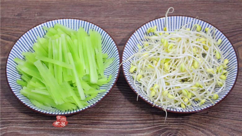 水煮牛肉,豆芽洗净沥干水,<a style='color:red;display:inline-block;' href='/shicai/ 124'>莴笋</a>去皮,洗净切片后再切成条