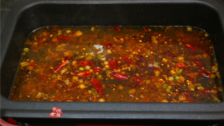水煮牛肉,所有调料炒出香味后,加入一碗清水,遮上锅盖,大火煮10分钟左右