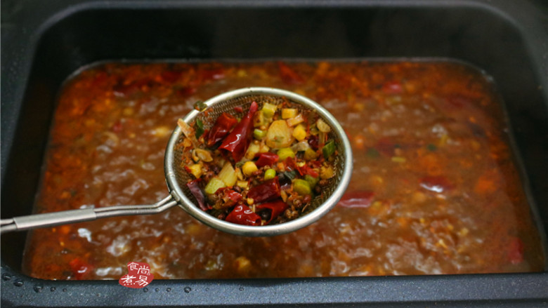 水煮牛肉,煮至汤汁香味扑鼻,再用漏勺捞出调料渣丢弃