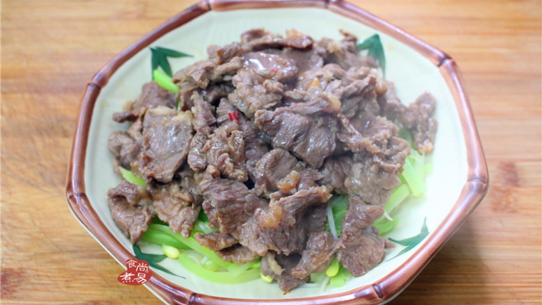 水煮牛肉,将煮好的牛肉倒在有莴笋豆芽打底的碗里,表面撒些香菜