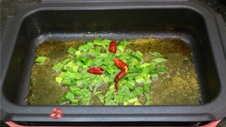 水煮牛肉,然后起锅再烧热适量菜籽油,放入辣椒炸出辣椒油,倒入蒜苗煮香