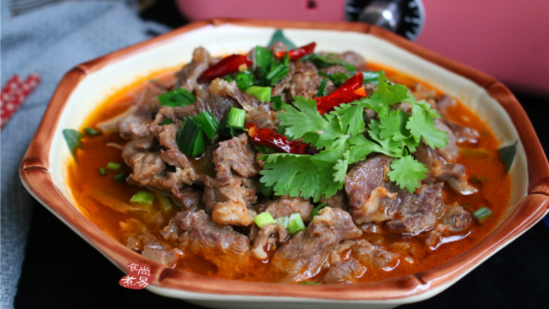 水煮牛肉,端起锅,将滚汤的香油淋在牛肉上面,最后再撒点葱花就可以端上餐桌了