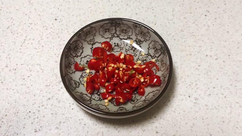 10分钟快手菜 凉拌酸辣海带根,小米辣切成末