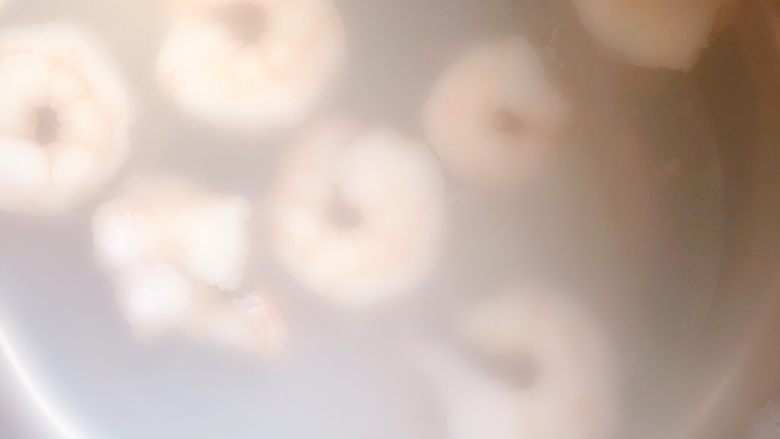 虾仁炒黑麦面,锅里水烧开把虾仁放里焯一下