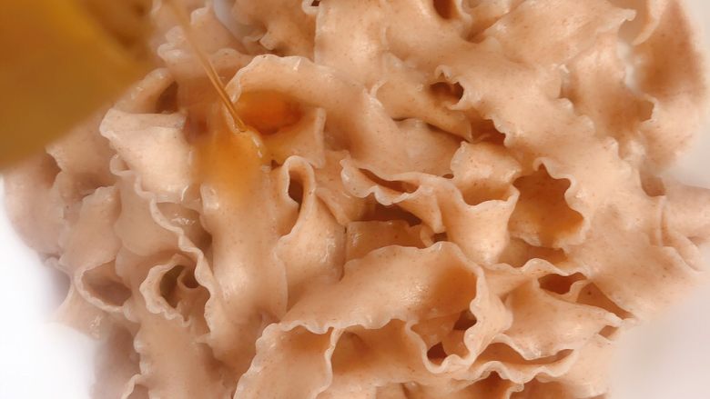 虾仁炒黑麦面,面团盛起来到点香油